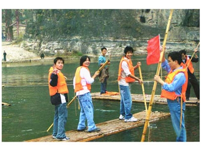 郊 游 